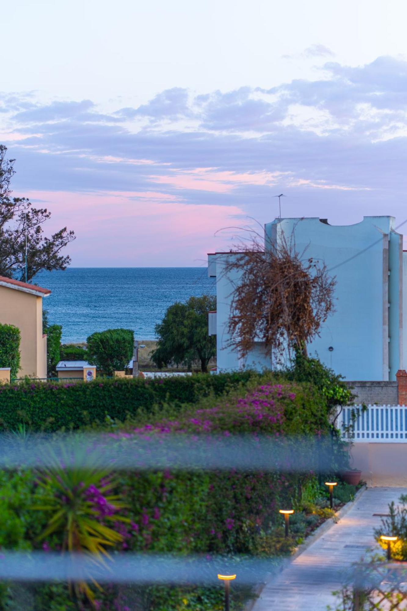 Paquja Aparthotel Quartu Sant'Elena Exterior photo